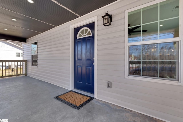 entrance to property featuring covered porch