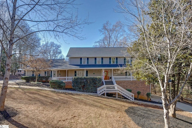 view of front of property featuring a porch and a front yard