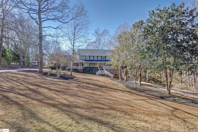 view of front of property with a front lawn and covered porch