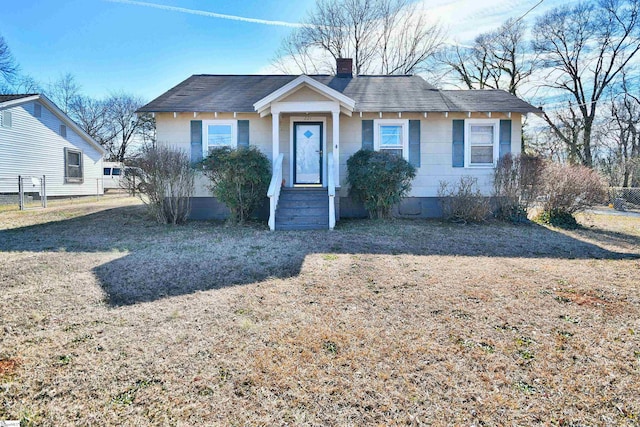 view of front facade featuring a front lawn