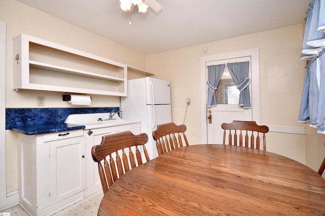 dining space featuring sink and ceiling fan