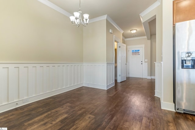 unfurnished room with dark wood-type flooring, ornamental molding, and a chandelier