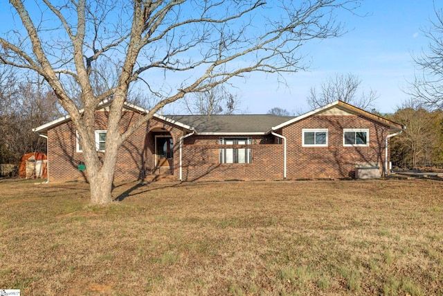 single story home with a front lawn