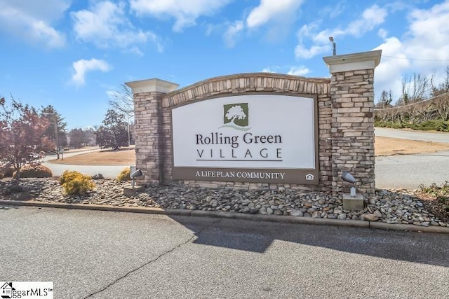 view of community / neighborhood sign