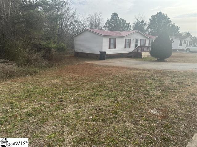 view of front of home featuring a front lawn