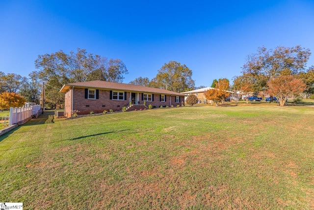 view of front of house featuring a front lawn