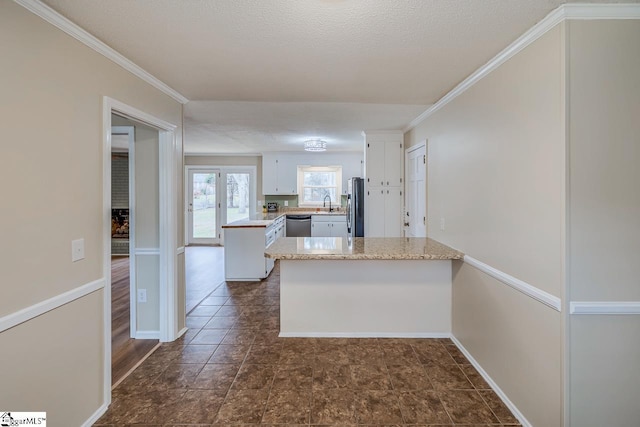 kitchen featuring sink, white cabinetry, ornamental molding, kitchen peninsula, and stainless steel appliances