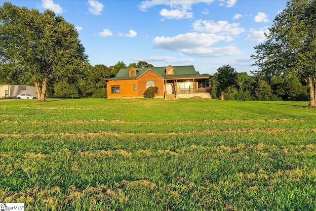 view of front facade featuring a front yard