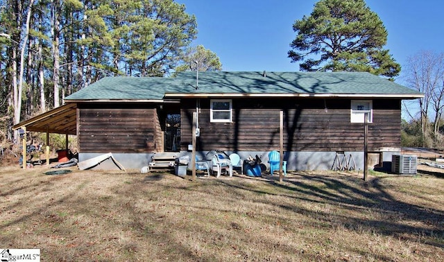 view of front of house featuring central AC and a front yard