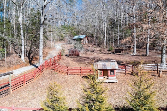 view of yard with an outdoor structure