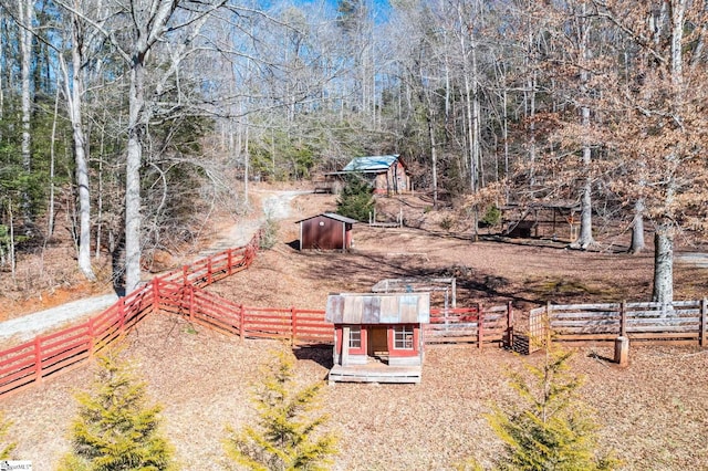 view of yard featuring a storage shed