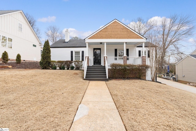 view of front of property featuring a front lawn and a porch