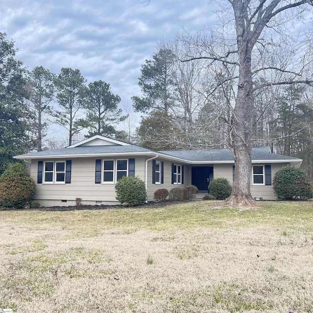 single story home with a front lawn