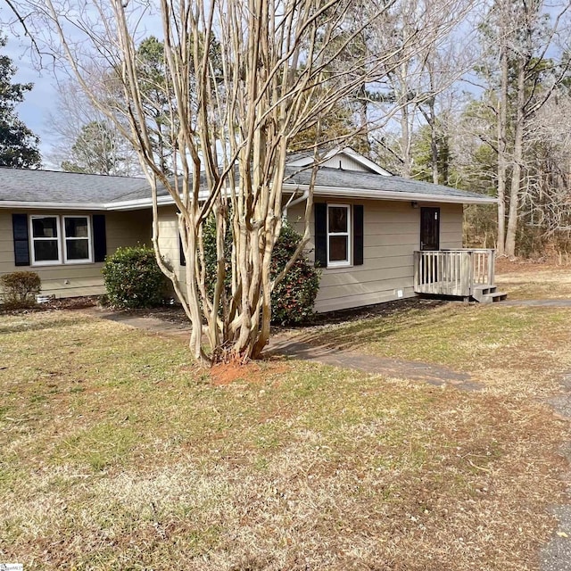 view of front of property featuring a front yard