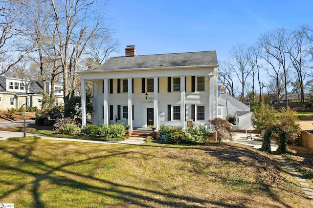 view of front facade featuring a front yard