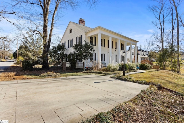 view of front of property with a front lawn