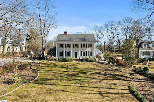 view of front of property featuring a front lawn