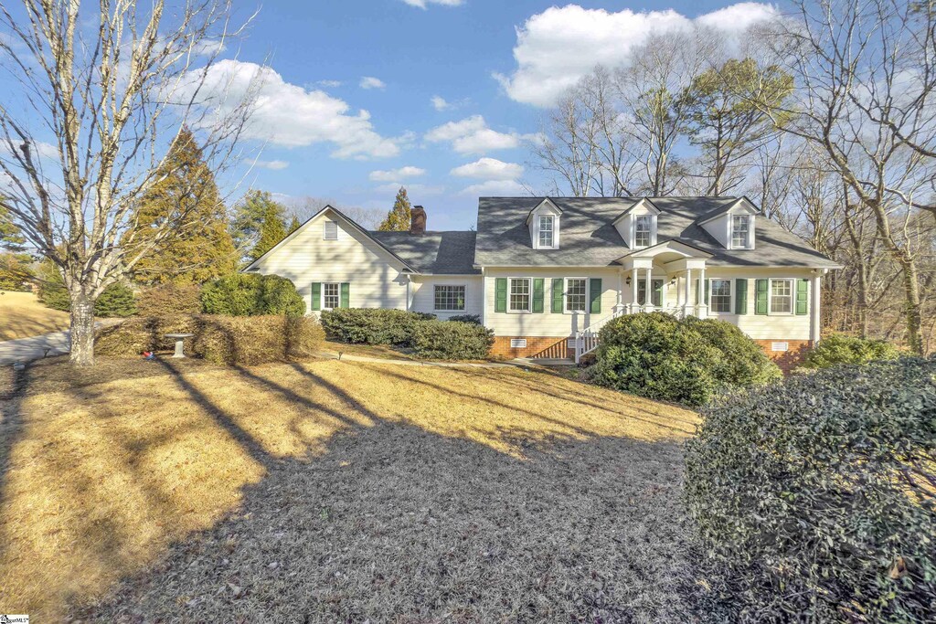 114 Williamsburg Dr, Spartanburg, SC 29302 - cape cod-style house with a front yard