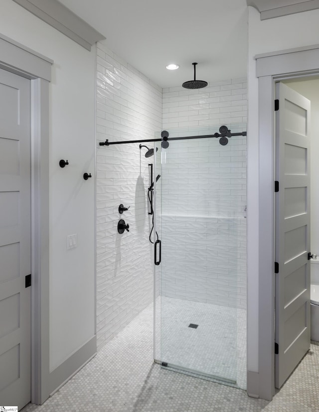 bathroom featuring a tile shower