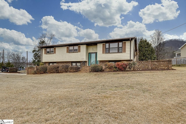 split foyer home featuring a front yard