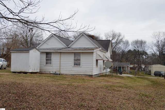 view of side of property featuring a lawn