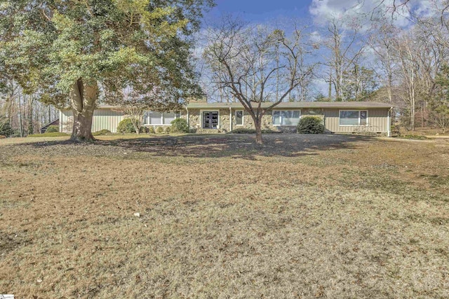 ranch-style house featuring a front lawn