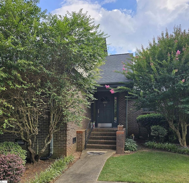 view of front of property featuring a front yard