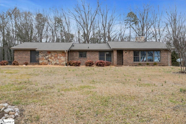 ranch-style house featuring a front lawn