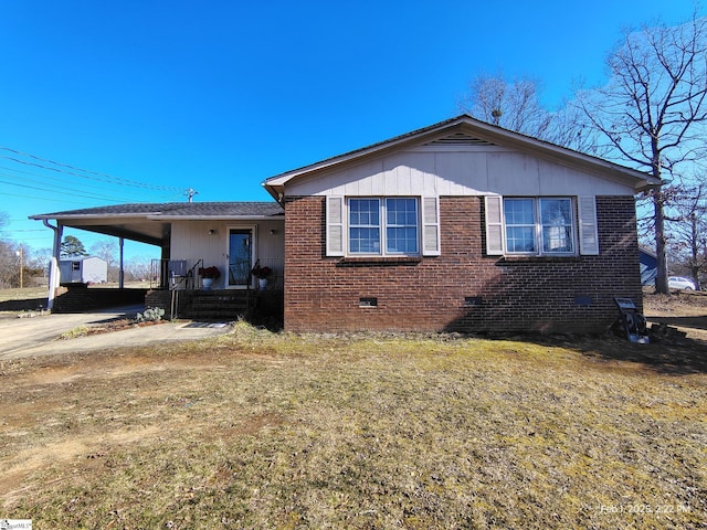 view of front of home featuring a front yard