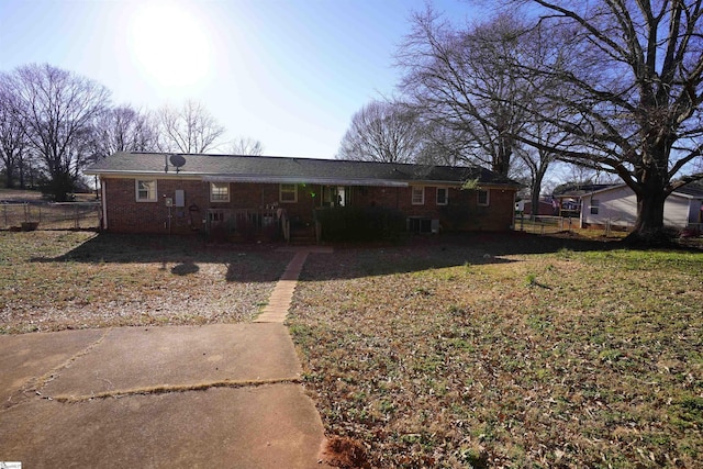 view of front of house featuring a front lawn