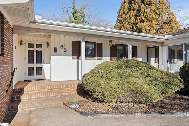 property entrance featuring a porch