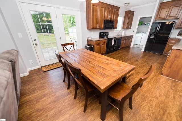 dining area with sink, dark hardwood / wood-style flooring, crown molding, plenty of natural light, and washer and clothes dryer