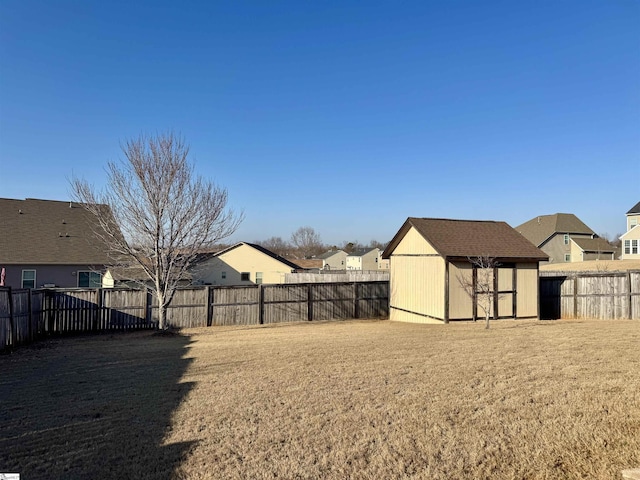 view of yard featuring a storage shed