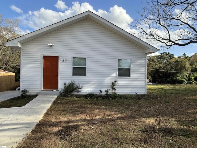 view of front facade with a front yard