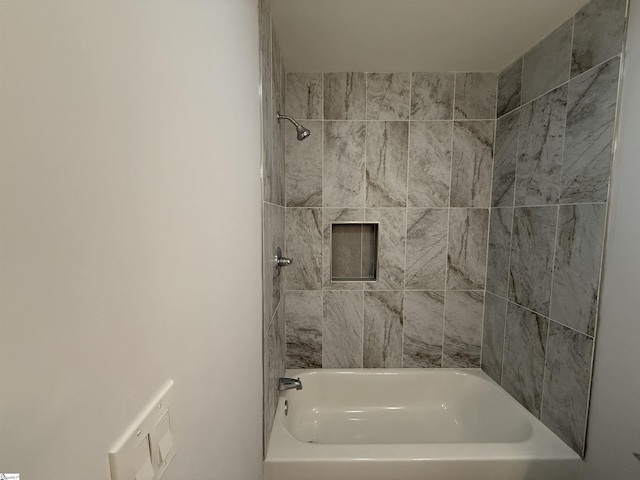 bathroom with tiled shower / bath combo