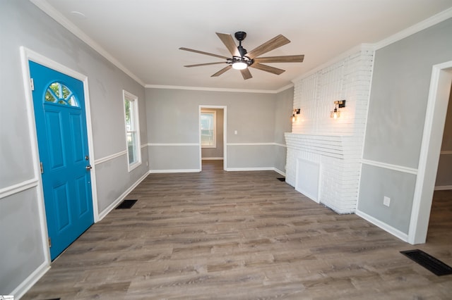 foyer featuring wood-type flooring, ornamental molding, and ceiling fan