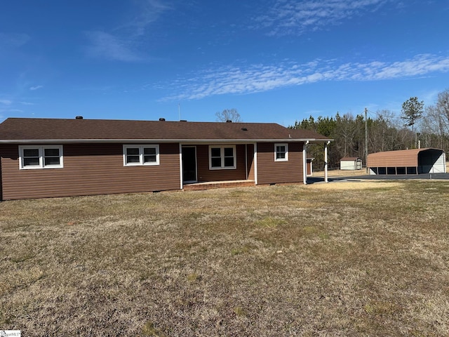 view of front of property featuring a front lawn