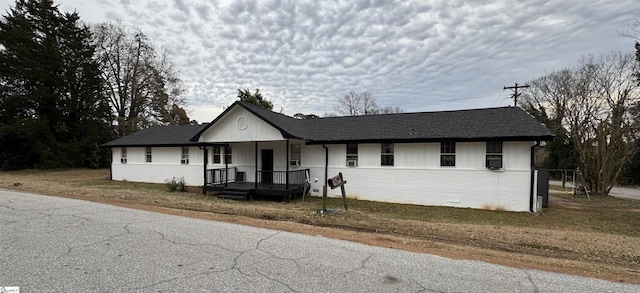 single story home featuring a front yard