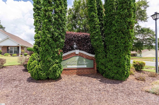 view of community / neighborhood sign