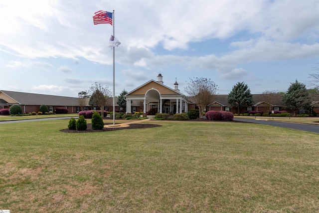 view of front of home featuring a front yard