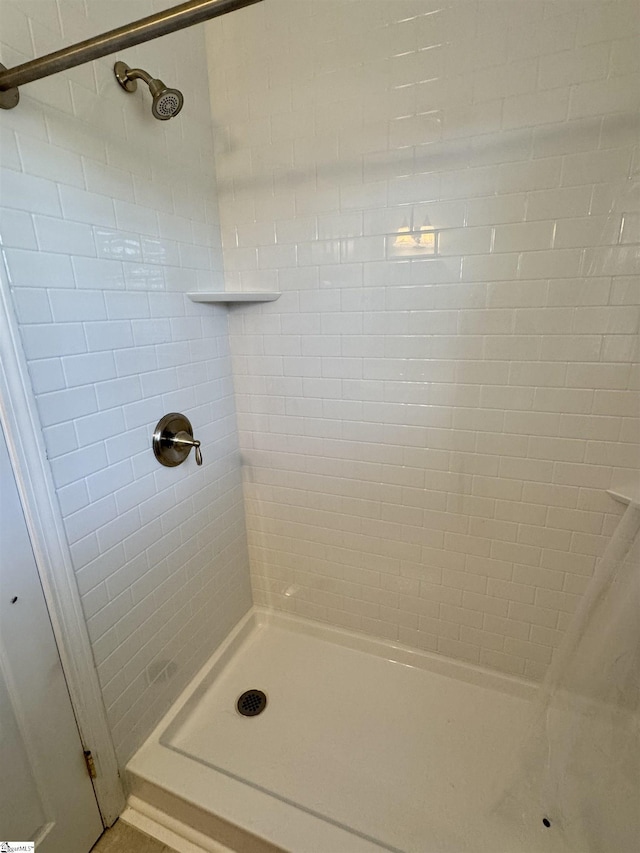 bathroom featuring a tile shower