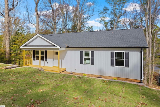 view of front of property featuring covered porch and a front lawn