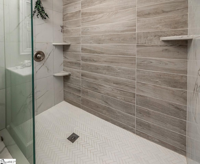 bathroom featuring tiled shower