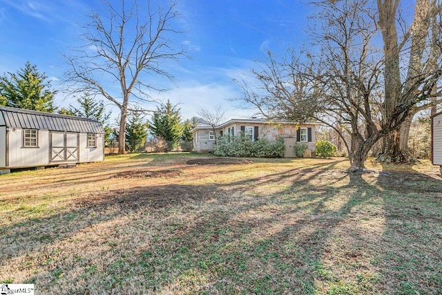 view of yard featuring a shed