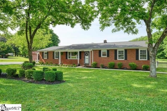 ranch-style house featuring a front yard