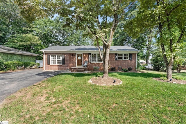 ranch-style house featuring a front lawn