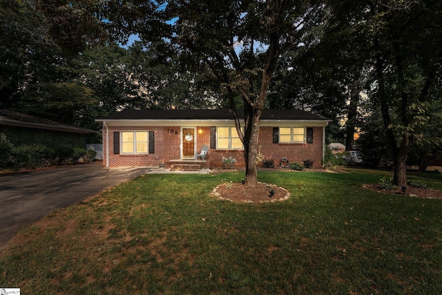 ranch-style house featuring a front yard