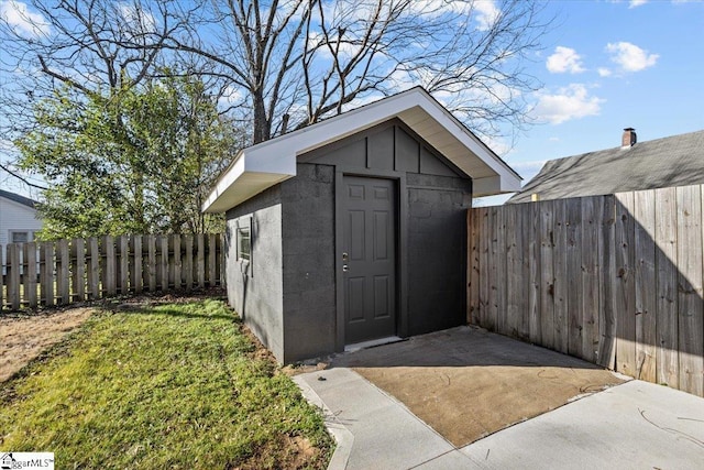 view of outbuilding with a yard