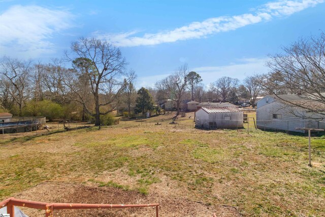 view of yard featuring an outdoor structure