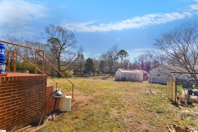 view of yard with an outbuilding